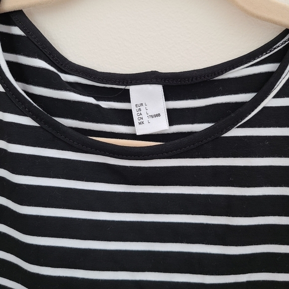 ⭐️40% Off⭐️ Black & White Striped Ruffle Sleeve T-shirt Dress - Picture 5 of 6